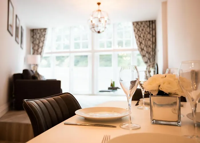 Hotel near College: Urban Living'S - Windsor Castle Luxury Apartments